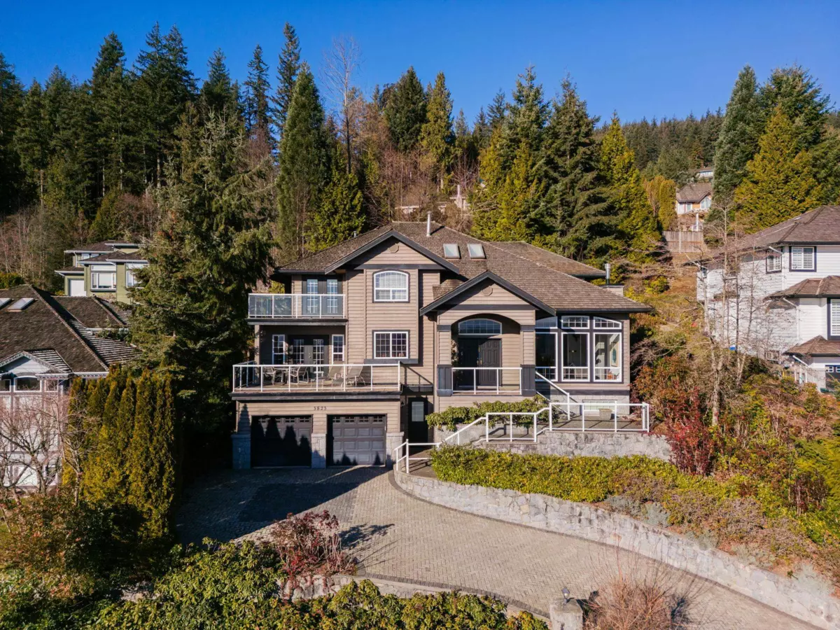 Living Room Photo of 3823 Michener Way, North Vancouver, BC