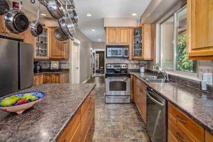 Kitchen Island Photo of 27671 112th Avenue, Maple Ridge, BC