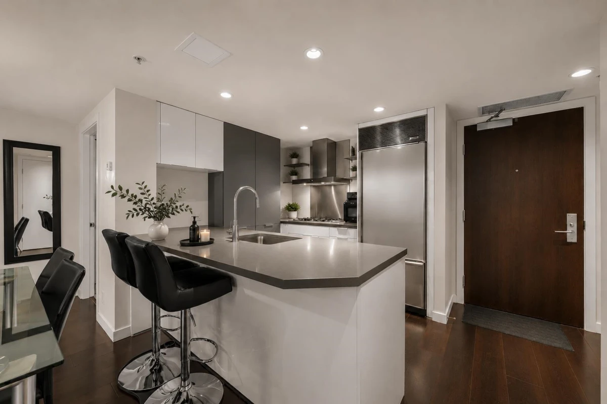 Living Room Photo of 803 788 RICHARDS STREET, Vancouver BC V6B 0C7