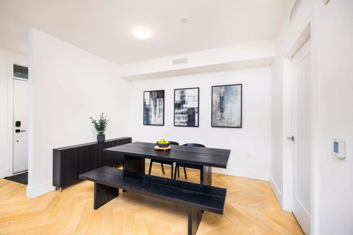 Dining Area Photo of 601 W 31st Avenue, Vancouver, BC