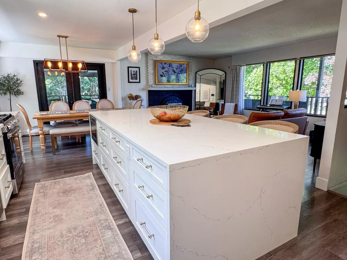 Dining Area Photo of 35014 High Drive, Abbotsford, BC