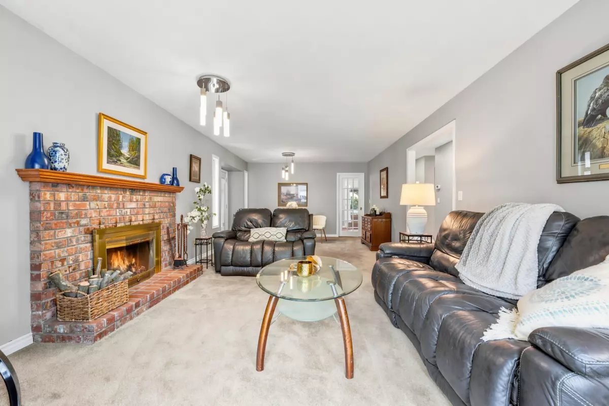 Family Room Photo of 15429 95 Avenue, Surrey, BC