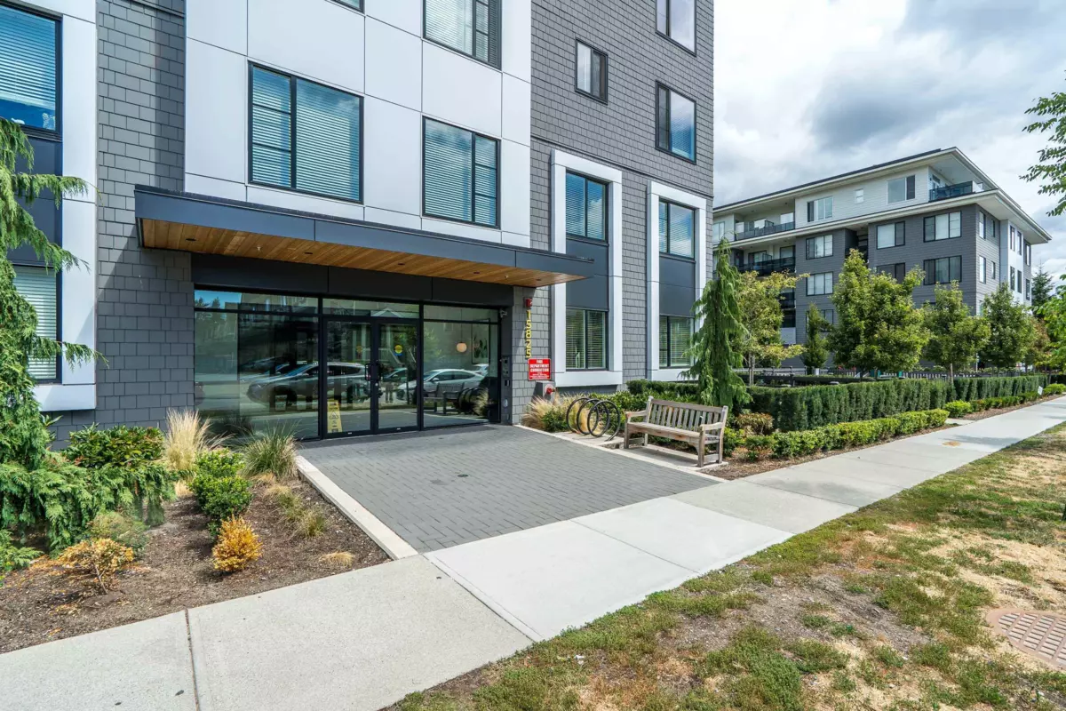 Living Room Photo of 620 15825 85 Avenue, Surrey, BC