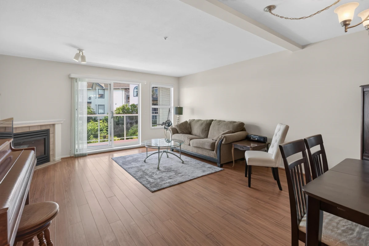 Living Room Photo of 220 27358 32 Avenue, Langley, BC