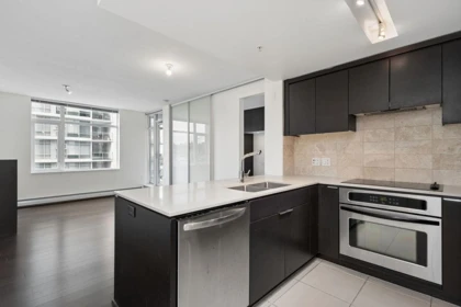 Kitchen Island Photo of 1208 1320 Chesterfield Avenue, North Vancouver, BC