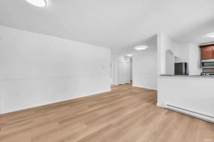 110 125 W 18th Street, North Vancouver, BC, North Vancouver — Apartment/Condo for sale