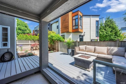 Front Yard Photo of 110 125 W 18th Street, North Vancouver, BC