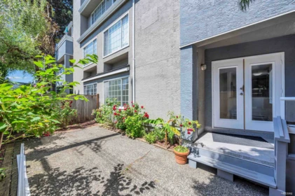 Outdoor Patio Photo of 110 125 W 18th Street, North Vancouver, BC