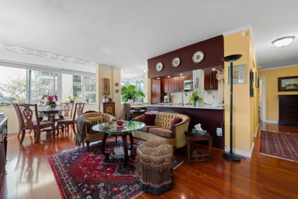 Kitchen Island Photo of 212 1425 Esquimalt Avenue, West Vancouver, BC