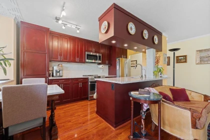 Kitchen Photo of 212 1425 Esquimalt Avenue, West Vancouver, BC