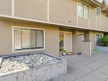 22 2133 St. Georges Avenue, North Vancouver, BC, North Vancouver — Apartment/Condo for sale