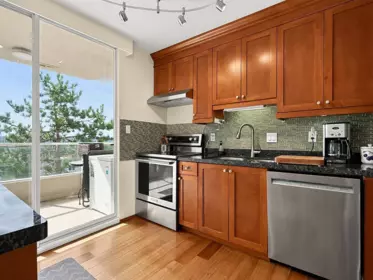 Kitchen Island Photo of 303 412 Twelfth Street, New Westminster, BC