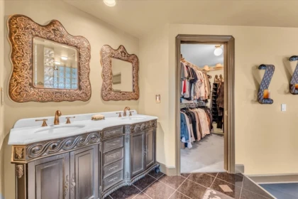 Entry Foyer Photo of 5955 189a Street, Surrey, BC