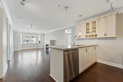 304 15357 Roper Avenue, White Rock, BC, White rock — Apartment/Condo for sale