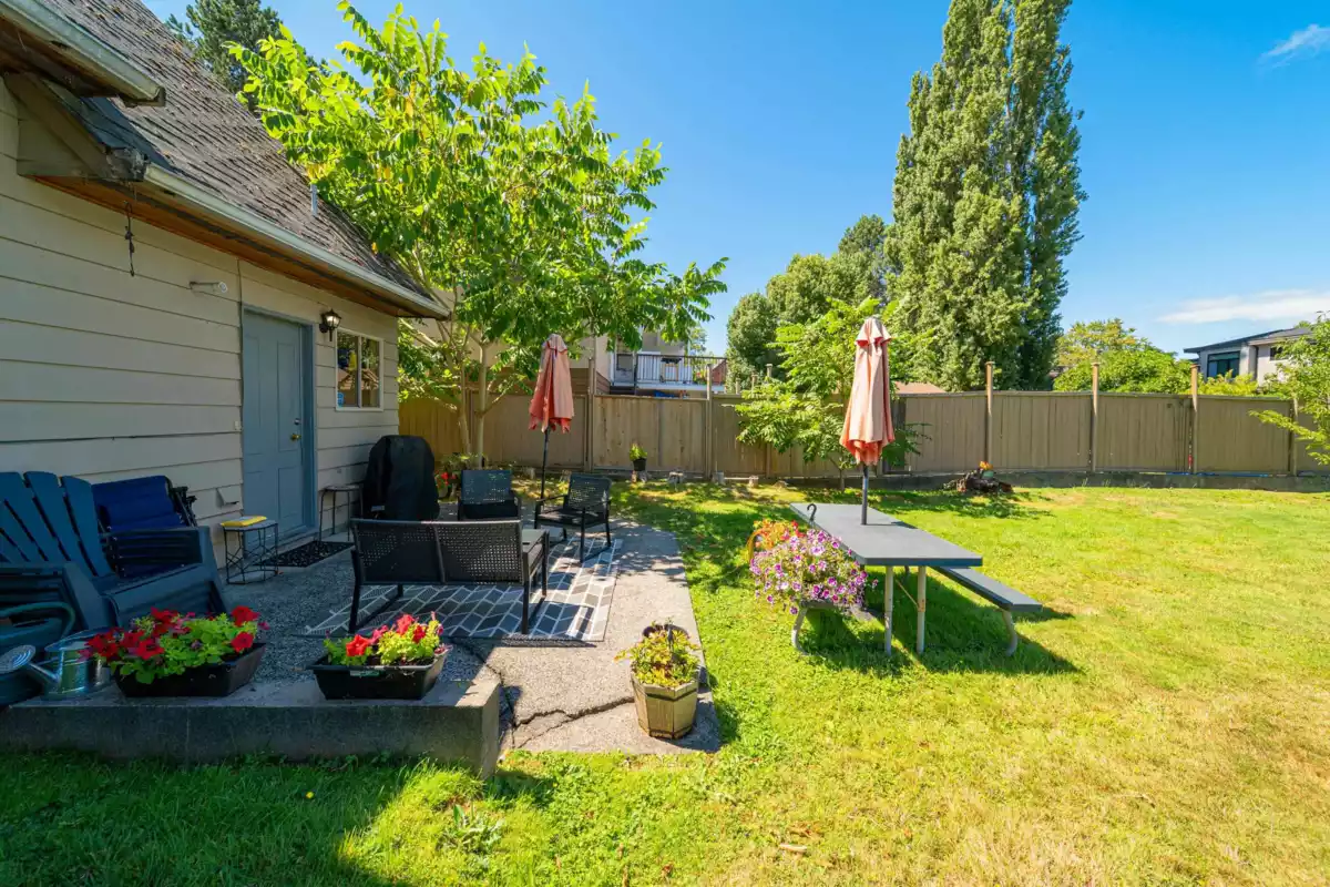 Front Yard Photo of 6151 Blundell Road, Richmond, BC