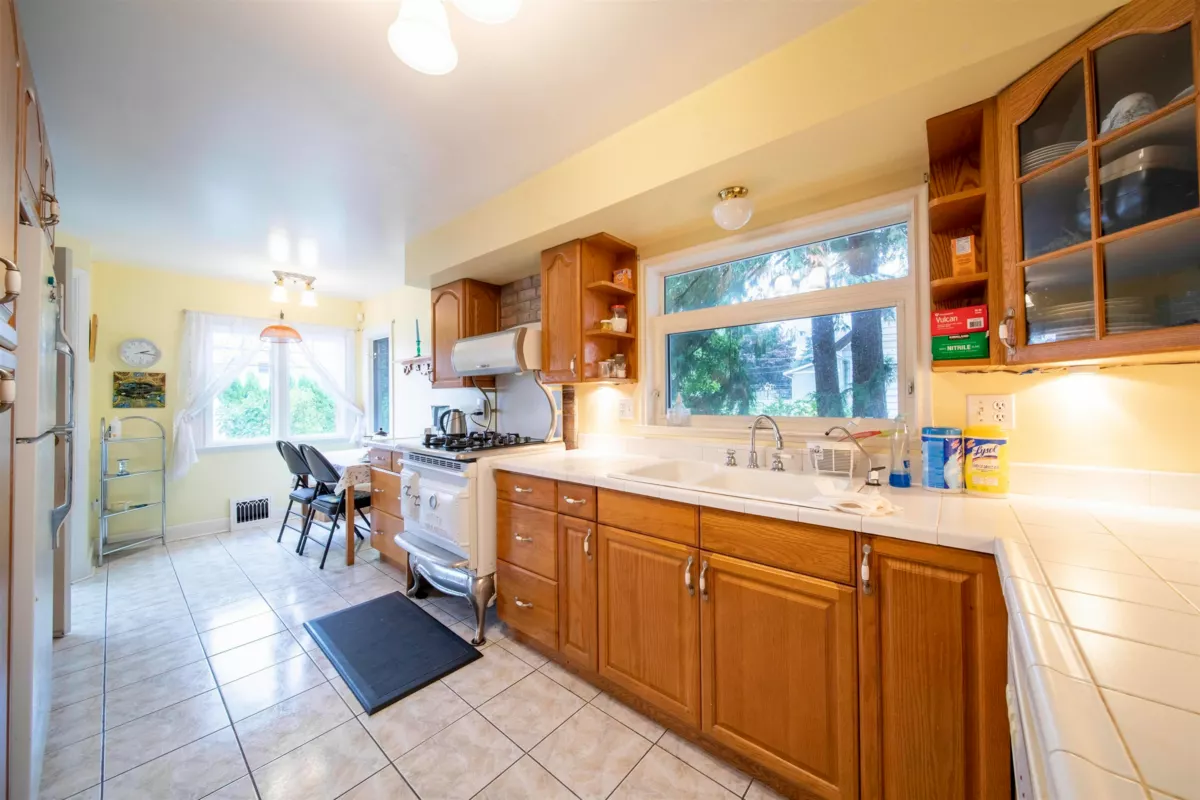 Dining Area Photo of 831 Second Street, New Westminster, BC