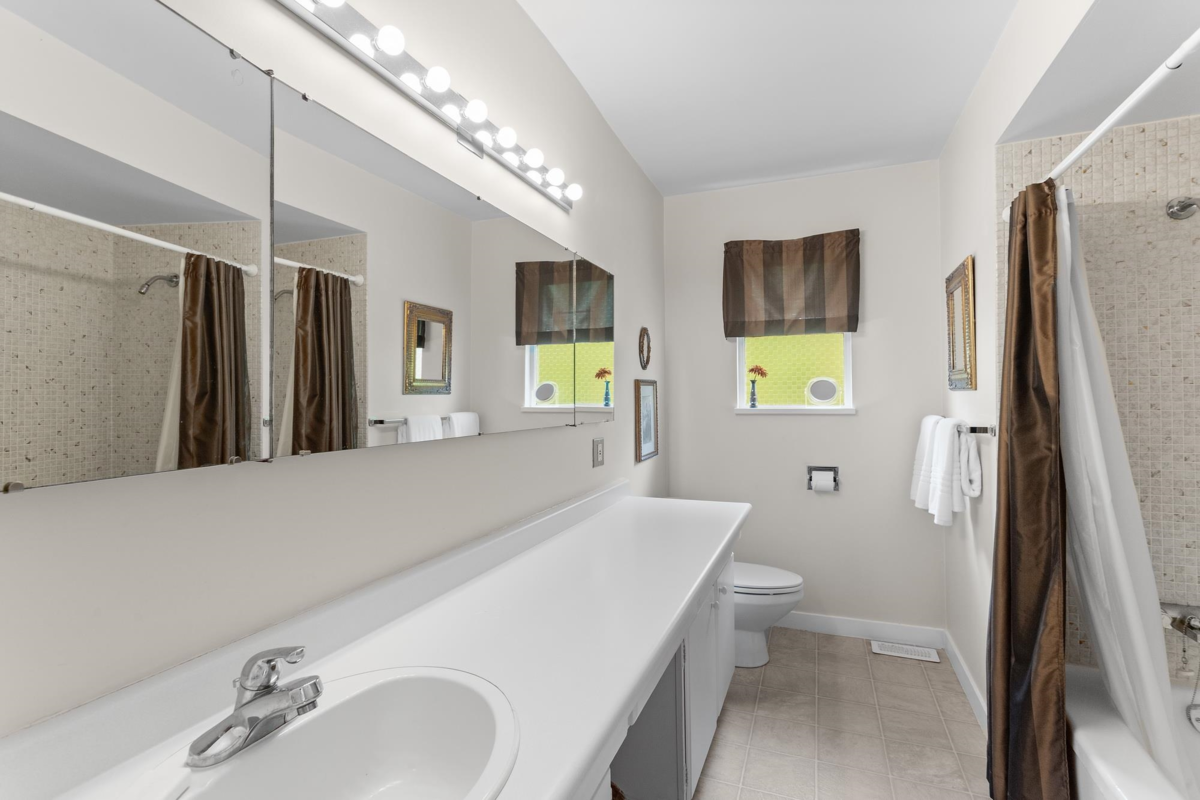 Guest Bathroom Photo of 7800 Sunnydene Road, Richmond, BC