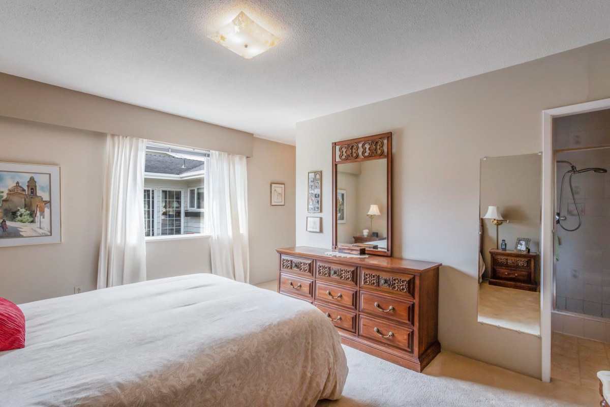 Primary Bathroom Photo of 7800 Sunnydene Road, Richmond, BC