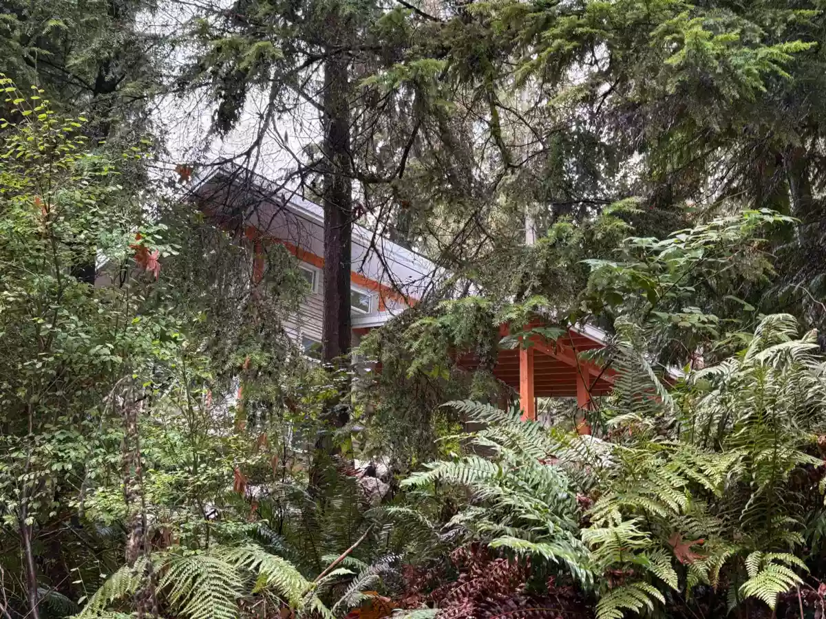 Walk-In Closet Photo of 883 West Bay Road, Gambier Island, BC