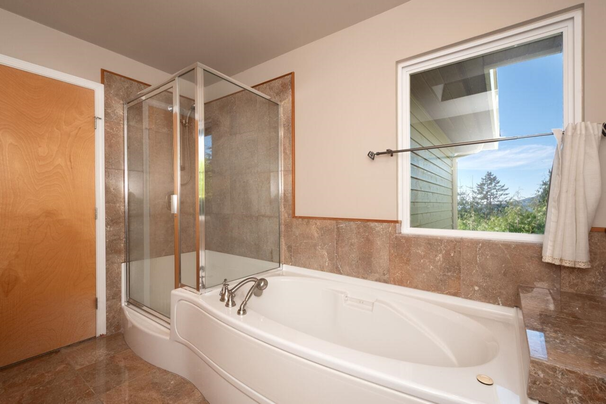 Guest Bathroom Photo of 4080 St. Pauls Avenue, North Vancouver, BC