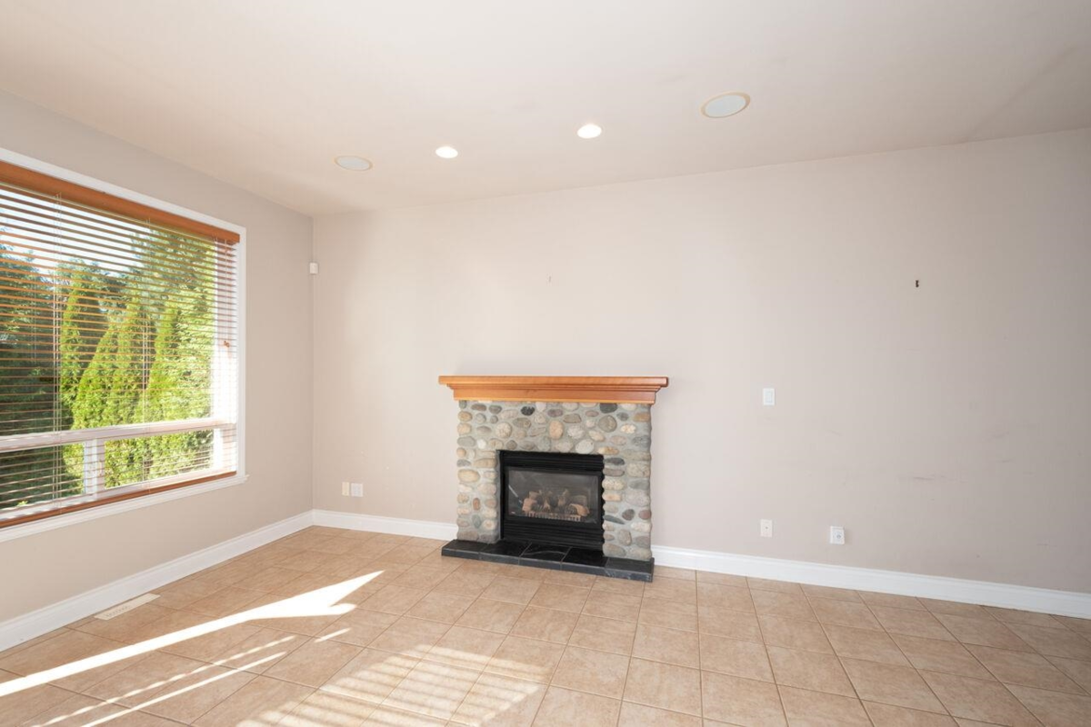 Kitchen Island Photo of 4080 St. Pauls Avenue, North Vancouver, BC
