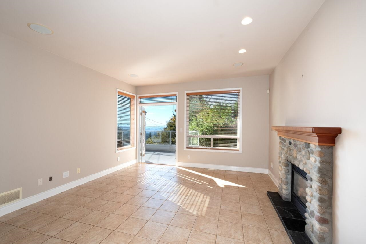 Kitchen Photo of 4080 St. Pauls Avenue, North Vancouver, BC