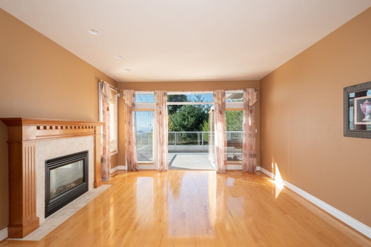 Living Room Photo of 4080 St. Pauls Avenue, North Vancouver, BC