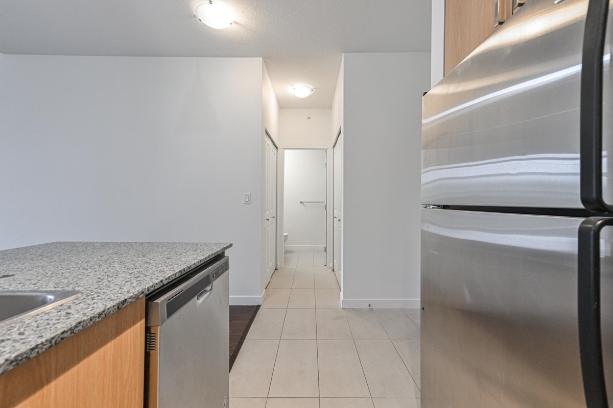 Kitchen Island Photo of 401 2943 Nelson Place, Abbotsford, BC