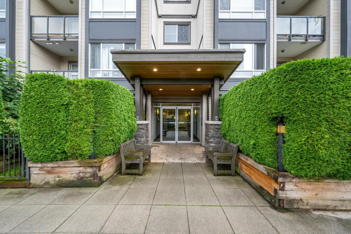 Living Room Photo of 401 2943 Nelson Place, Abbotsford, BC