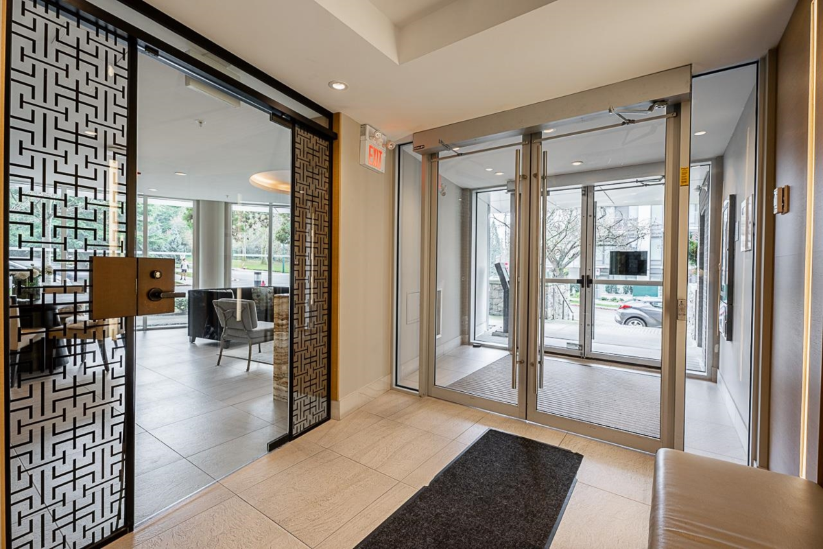 Kitchen Island Photo of 301 505 W 30th Avenue, Vancouver, BC