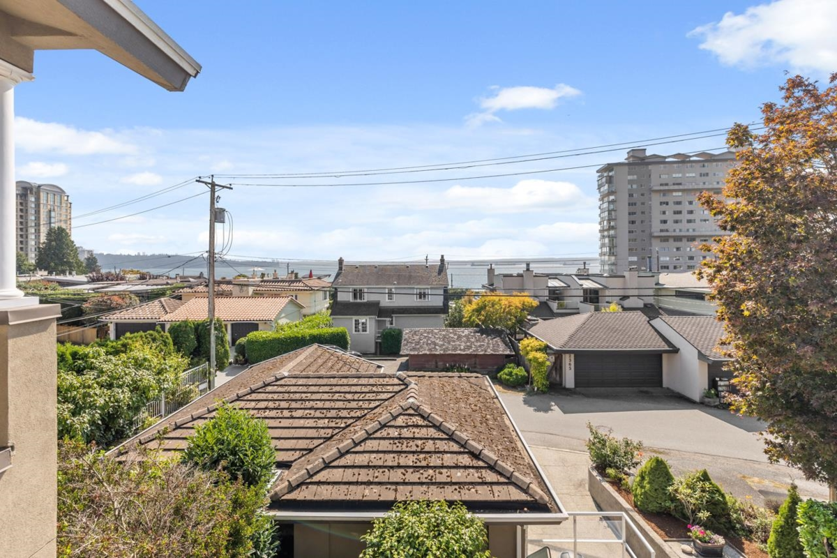 Breakfast Nook Photo of 2362 Marine Drive, West Vancouver, BC