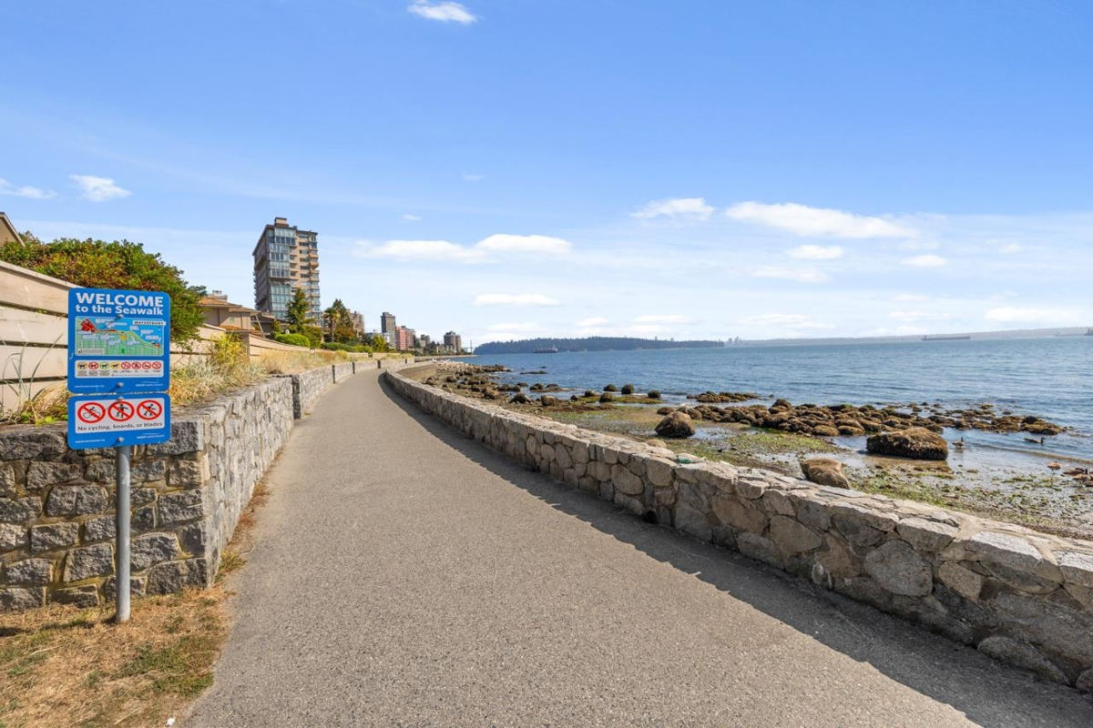 Hot Tub / Spa Photo of 2362 Marine Drive, West Vancouver, BC