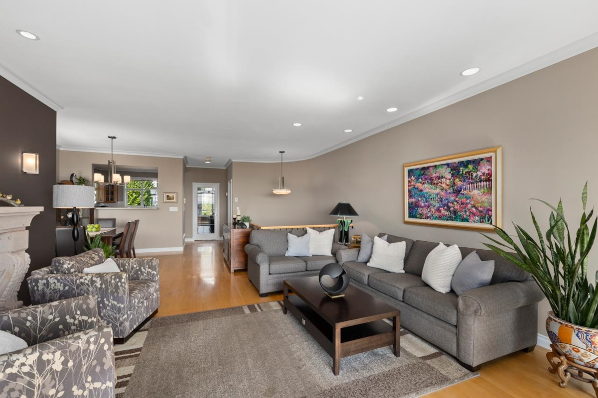 Kitchen Island Photo of 2362 Marine Drive, West Vancouver, BC