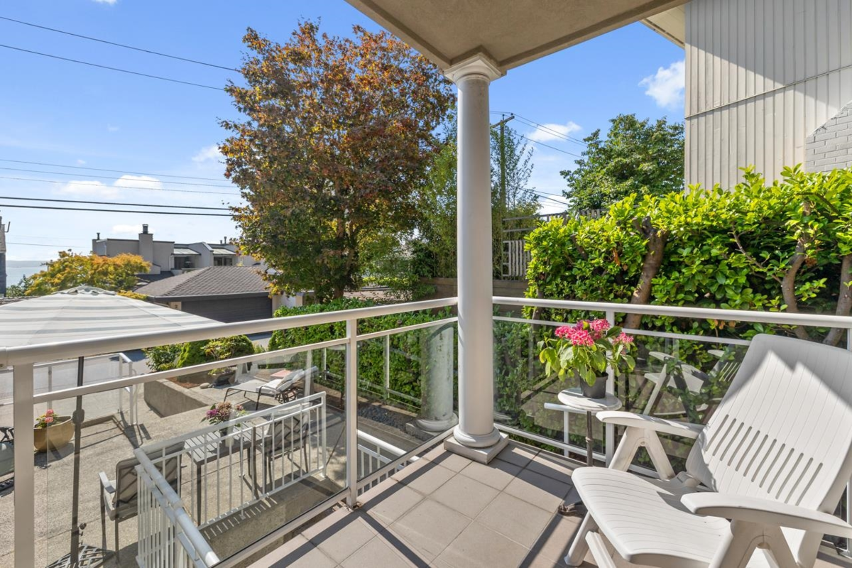 Mudroom Photo of 2362 Marine Drive, West Vancouver, BC