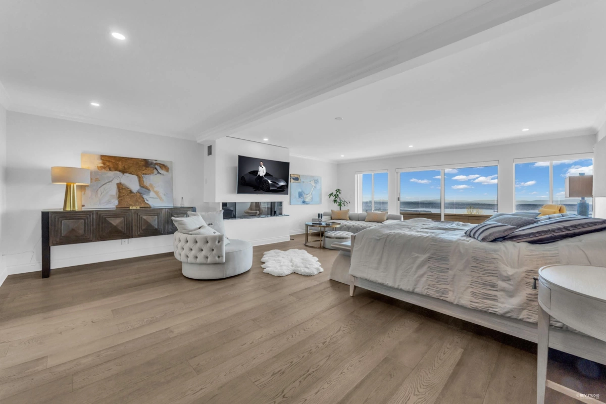 Hallway Photo of 1439 Chippendale Road, West Vancouver, BC