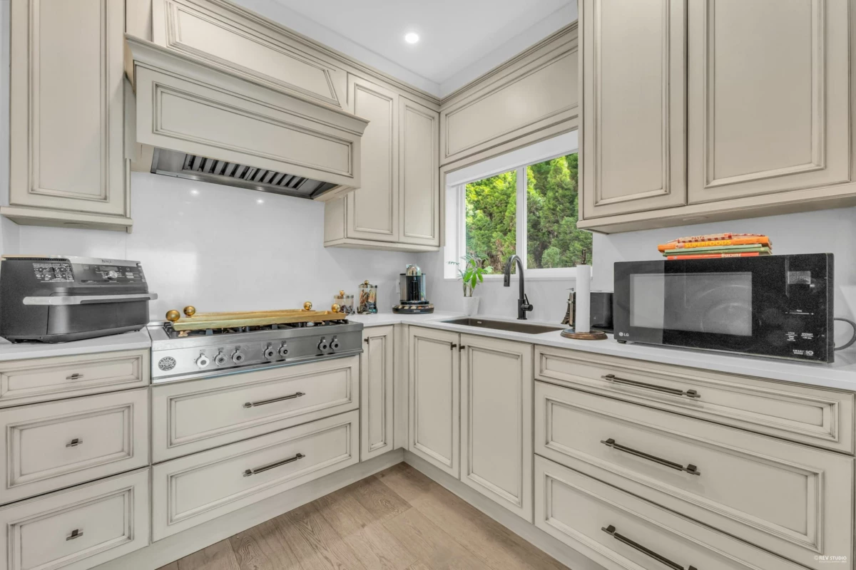 Laundry Room Photo of 1439 Chippendale Road, West Vancouver, BC