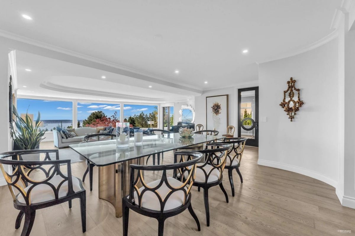 Walk-In Closet Photo of 1439 Chippendale Road, West Vancouver, BC