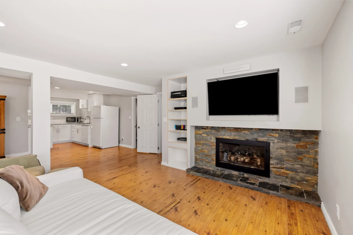 Entry Foyer Photo of 525 Appian Way, Coquitlam, BC