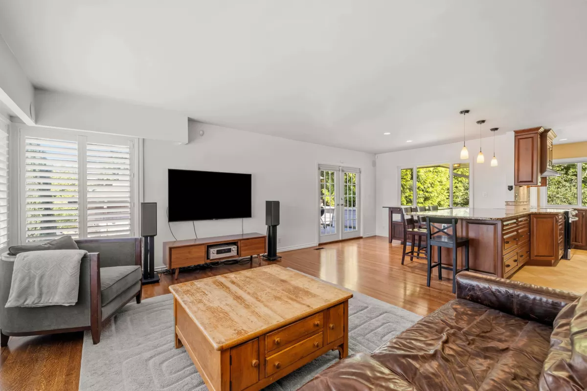 Kitchen Island Photo of 525 Appian Way, Coquitlam, BC