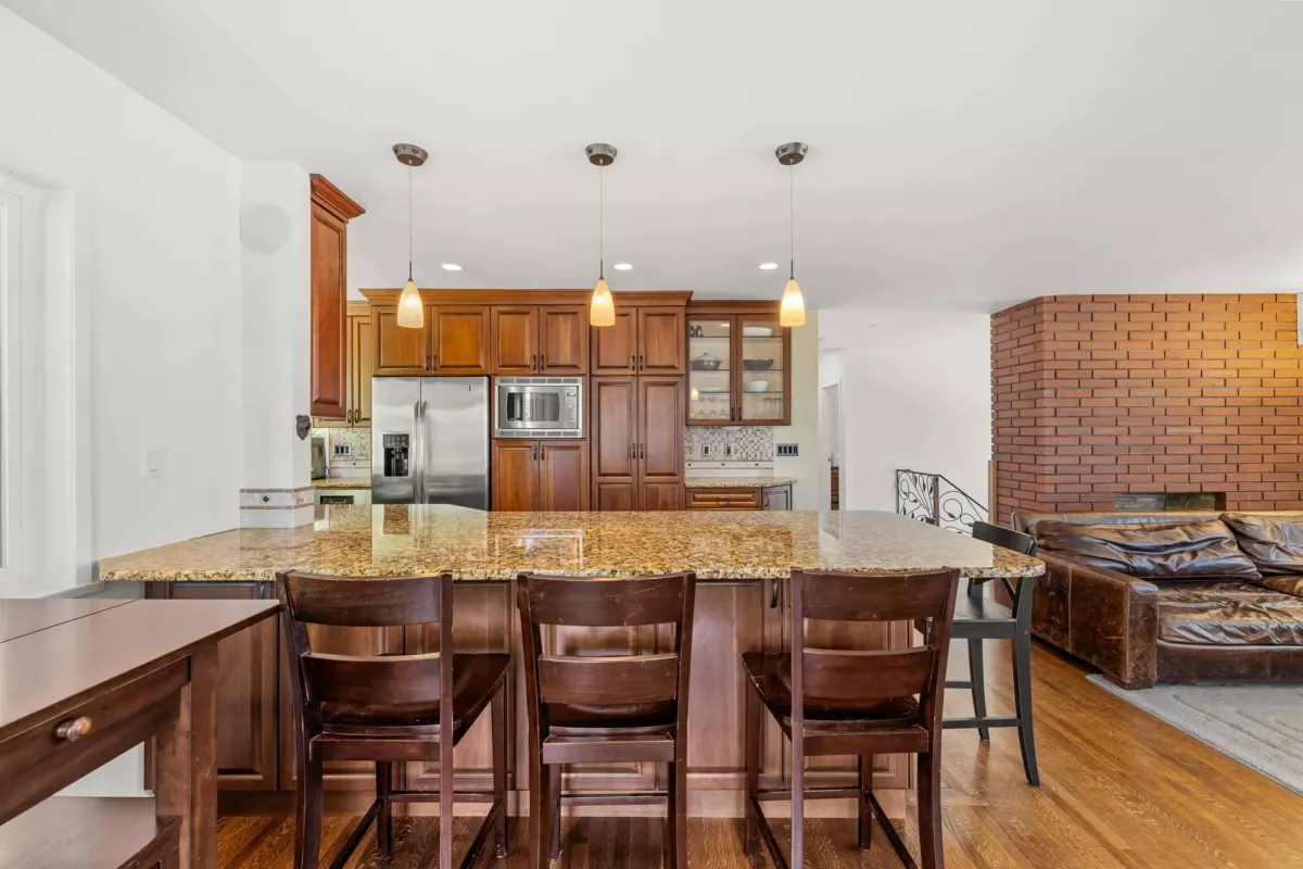 Primary Bathroom Photo of 525 Appian Way, Coquitlam, BC