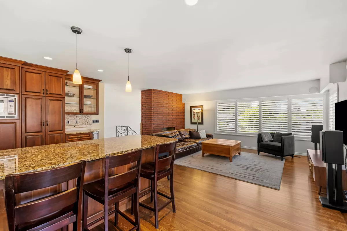 Walk-In Closet Photo of 525 Appian Way, Coquitlam, BC