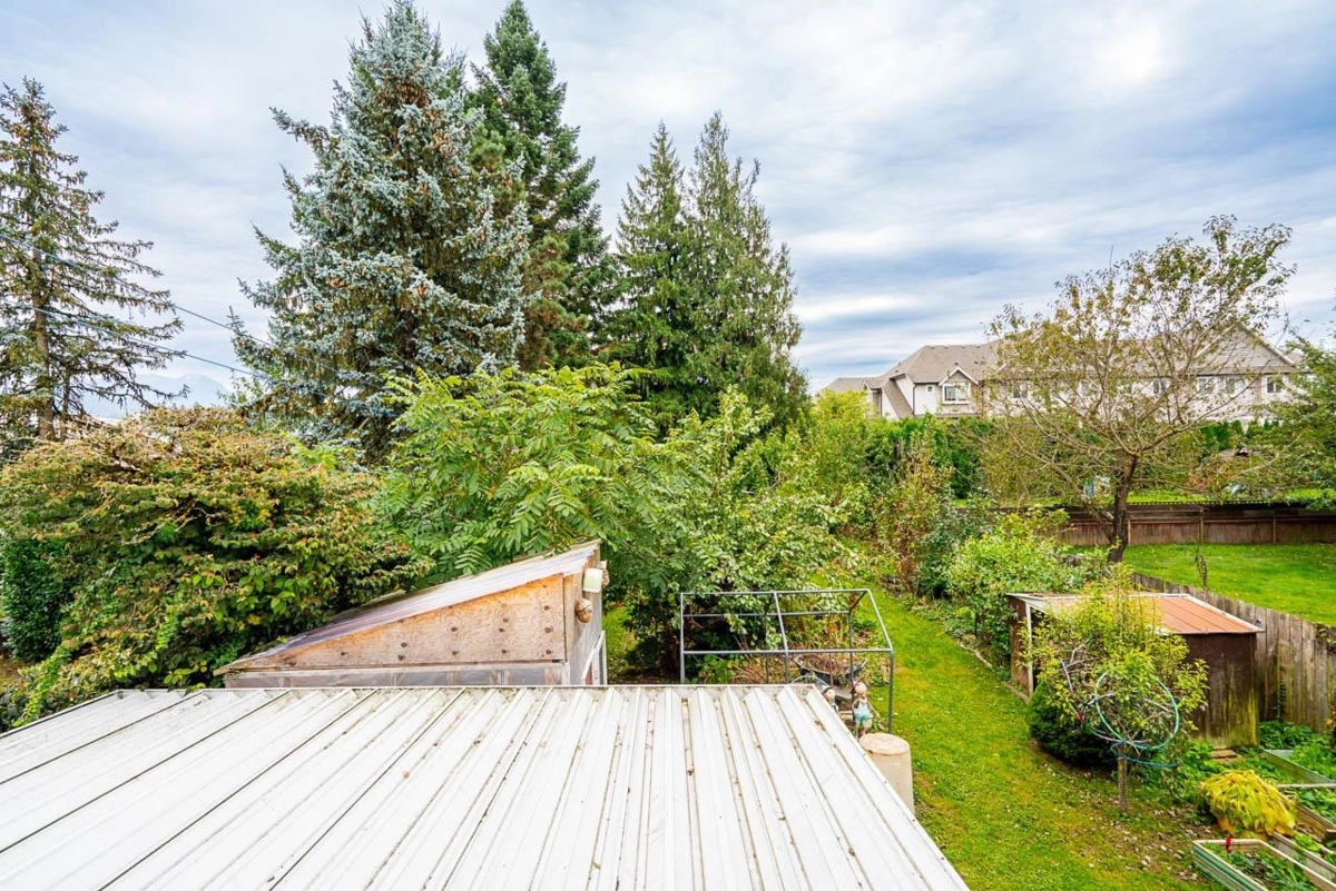Kitchen Island Photo of 1 46430 First Avenue, Chilliwack, BC