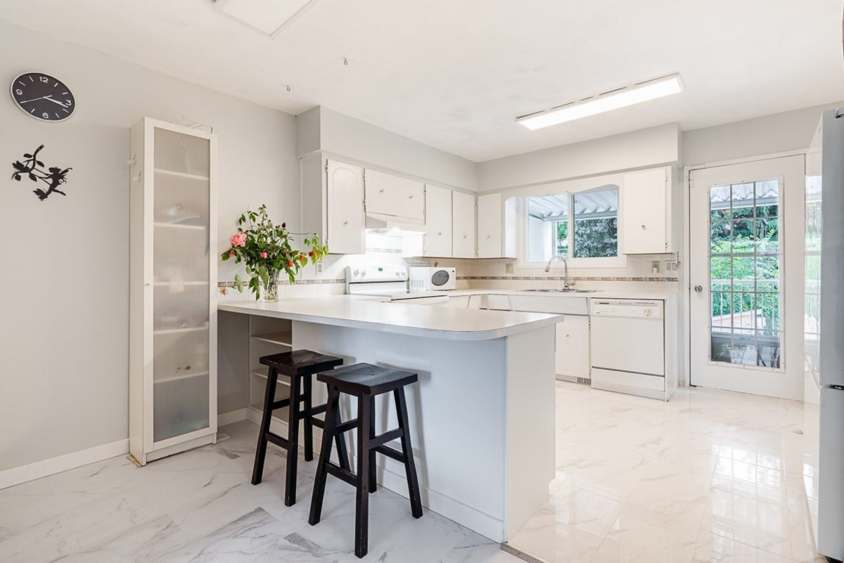 Living Room Photo of 1 46430 First Avenue, Chilliwack, BC