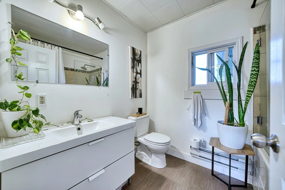 Kitchen Island Photo of 640 Wyngaert Road, Gibsons, BC