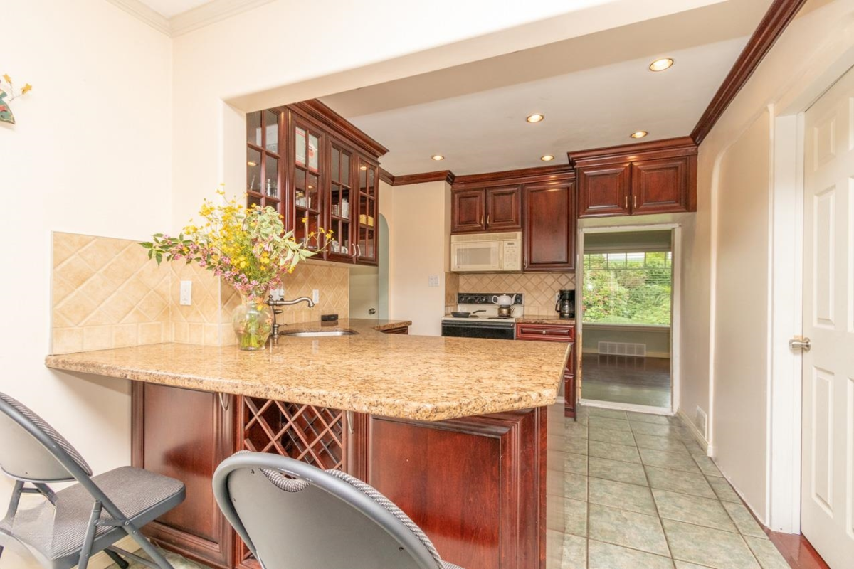 Breakfast Nook Photo of 341 W 24th Street, North Vancouver, BC