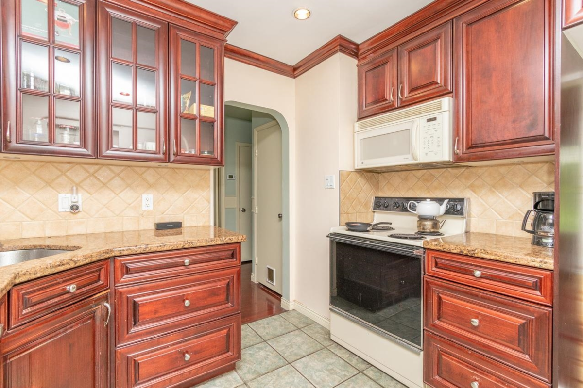 Kitchen Island Photo of 341 W 24th Street, North Vancouver, BC