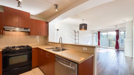 310 9098 Halston Court, Burnaby, BC, Burnaby — Apartment/Condo for sale