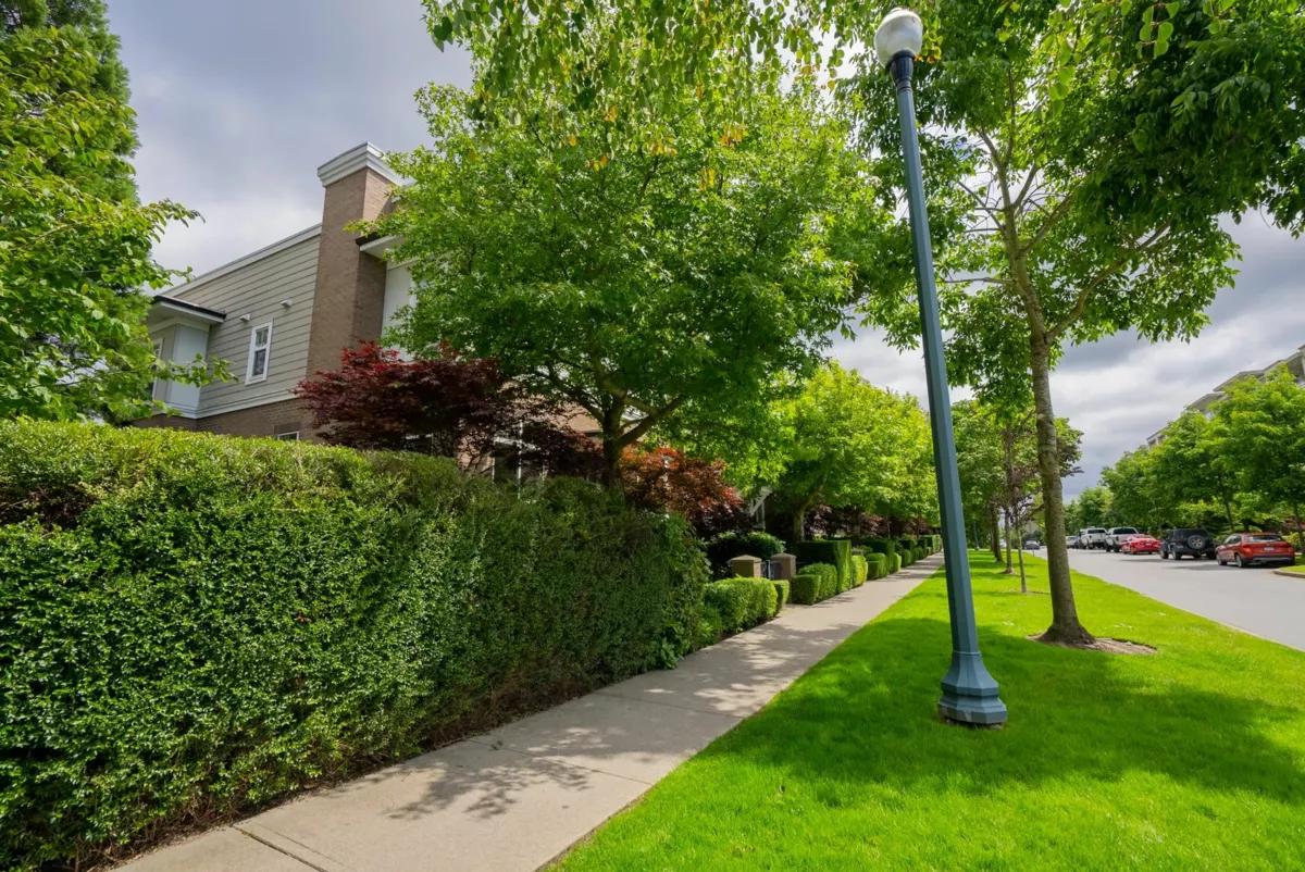 Family Room Photo of 15 15833 26 Avenue, Surrey, BC