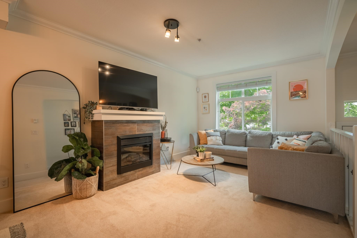 Kitchen Island Photo of 15 15833 26 Avenue, Surrey, BC
