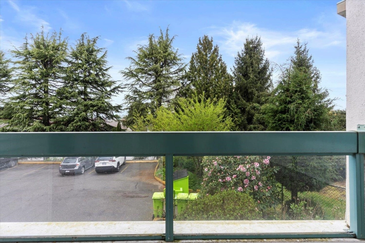 Entry Foyer Photo of 114 33030 George Ferguson Way, Abbotsford, BC
